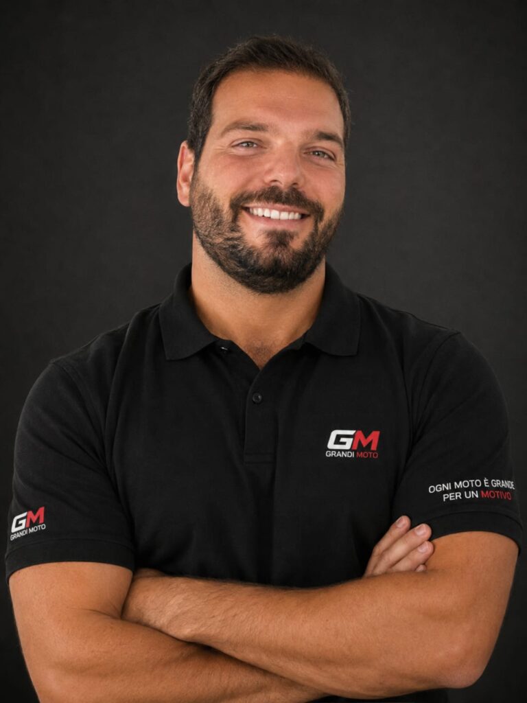Foto Simone Fronte esperto di tenologia motociclistica del Team GrandiMoto